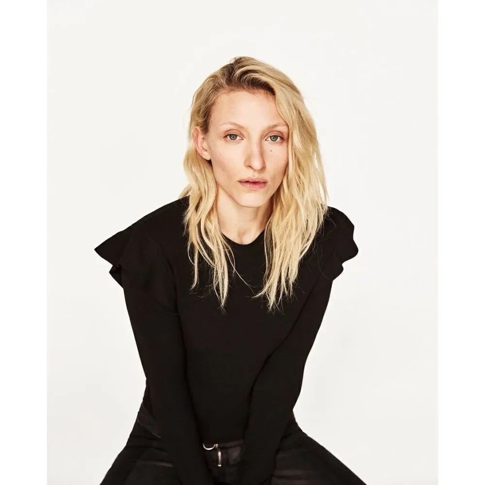 ✨ SWEAT SHIRT WITH SHOULDER FRILL✨ - Picture 3 of 6
